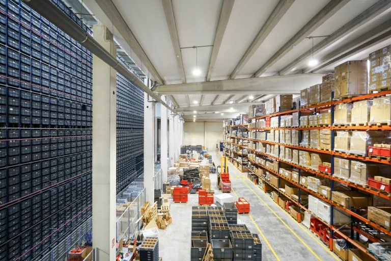 Wyciek w magazynie nie musi pozostać niezauważony. Elcluwo wzmacnia ochronę zaplecza logistycznego