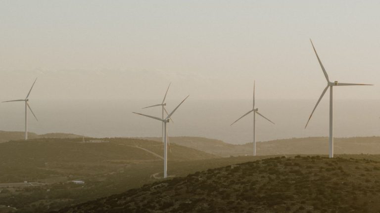 Farmy wiatrowe i magazyny energii przy halach przemysłowych – jak wykorzystać OZE w logistyce i produkcji