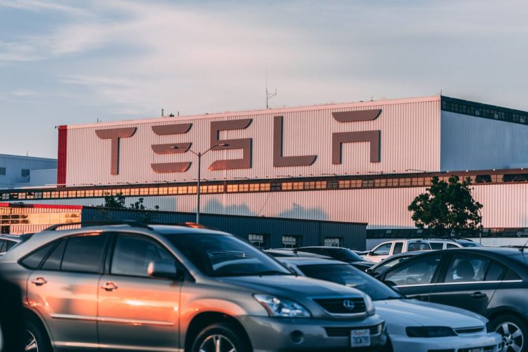 Jak działa gigafabryka Tesli? Proces produkcji, logistyka i skala działania