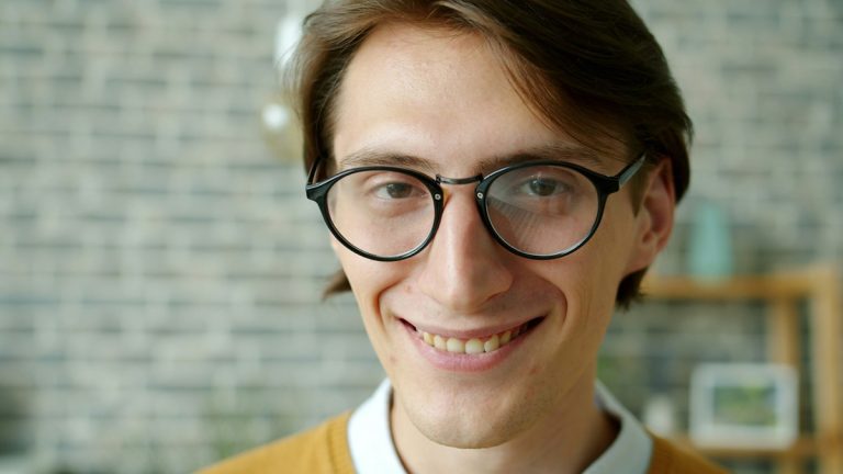 Wzrok w pracy magazynowej i produkcyjnej: kiedy okulary mogą ograniczać komfort oraz bezpieczeństwo?
